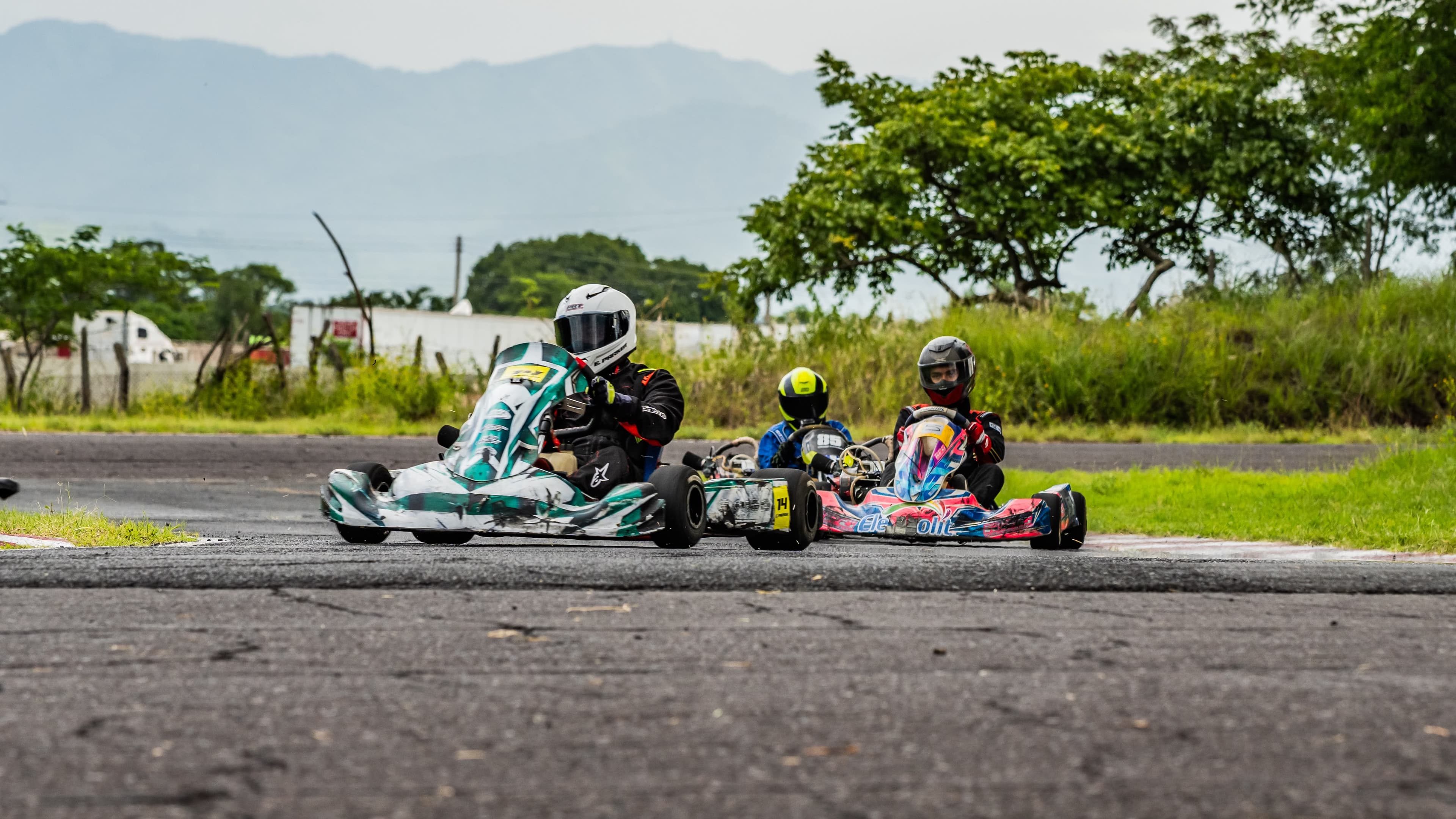 Tres karts en batalla cerrada rueda a rueda