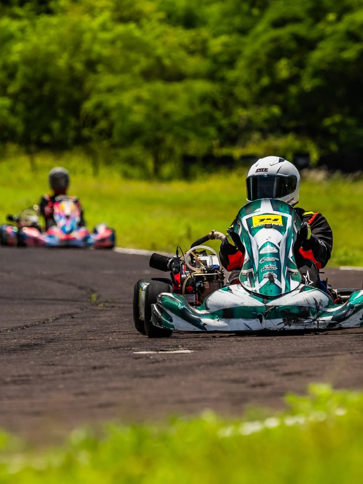 Kart #14 en ángulo bajo durante una manga del Campeonato 4T