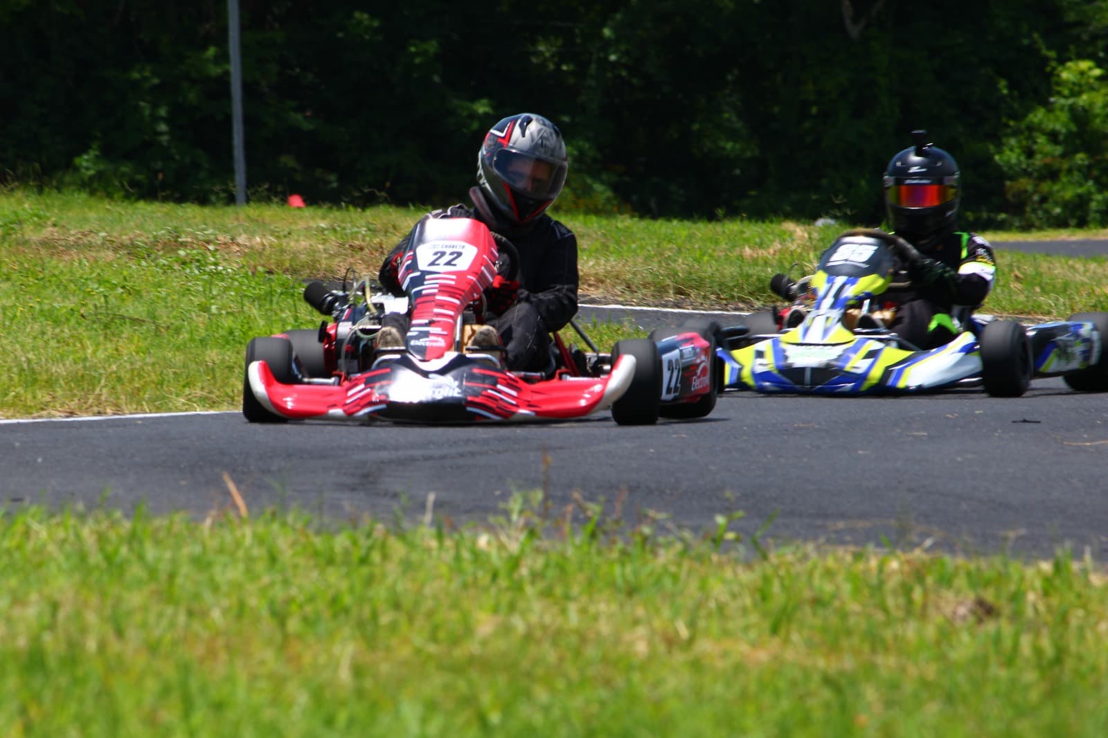 Dos karts en batalla cerrada en una curva del Autódromo El Jabalí