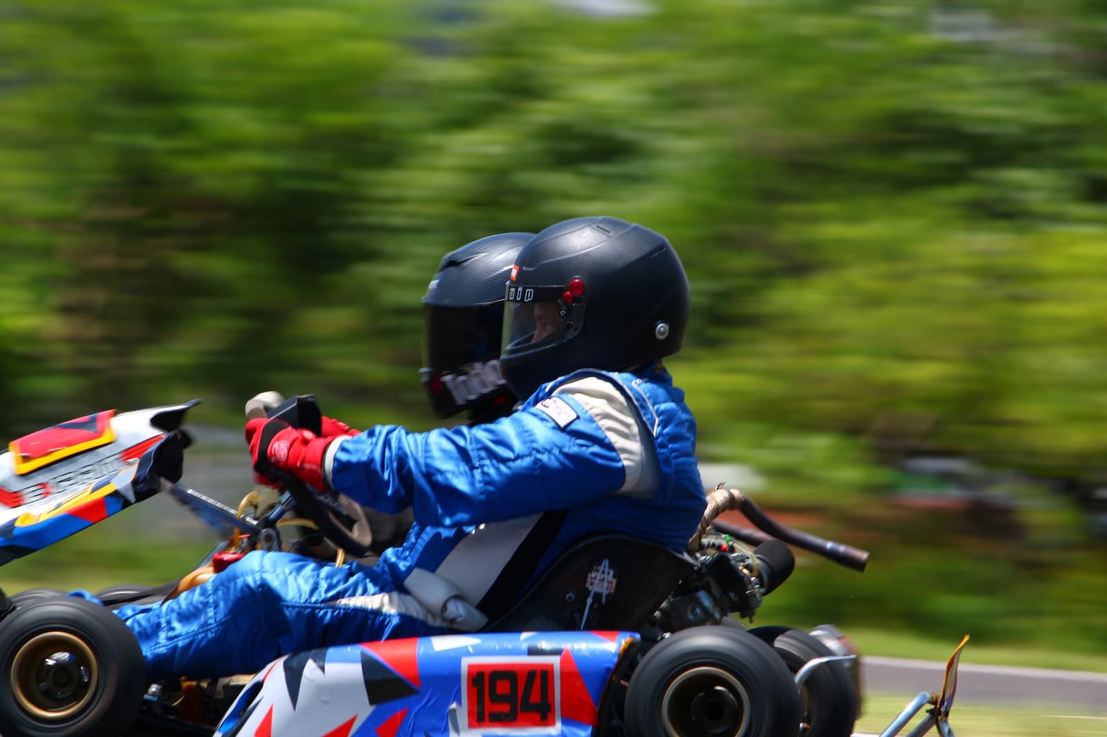 Kart en velocidad con desenfoque de movimiento en el Autódromo El Jabalí