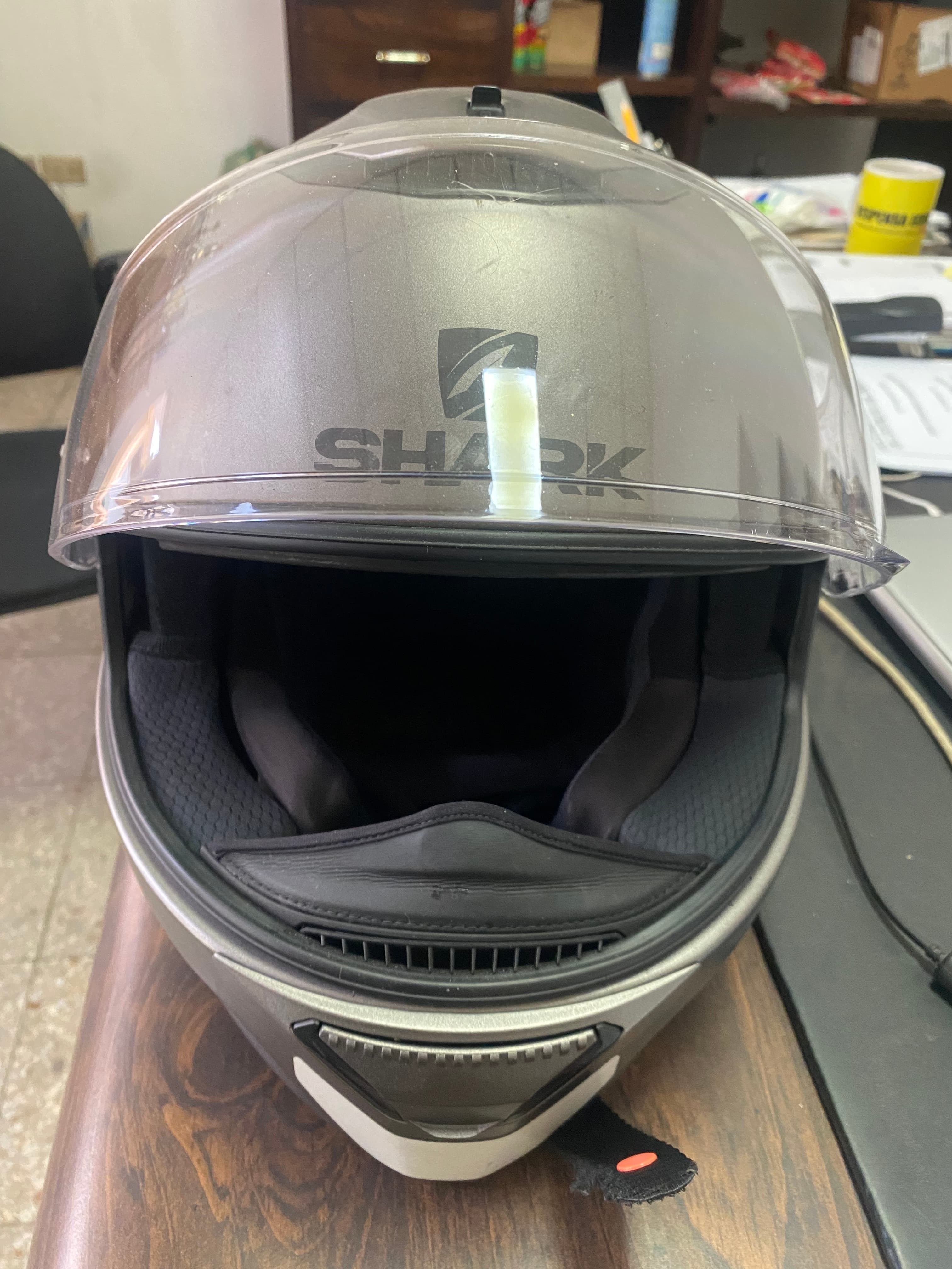 Casco SHARK, talla M, con certificaciones de seguridad